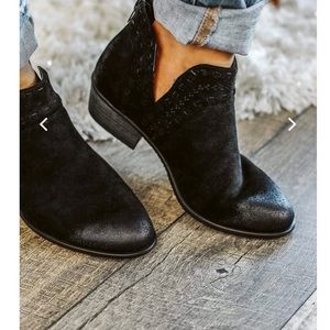 🚫SOLD🚫Boutique black booties